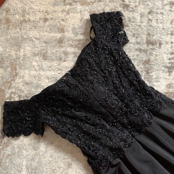 Off the shoulder black gown - Picture 3 of 5